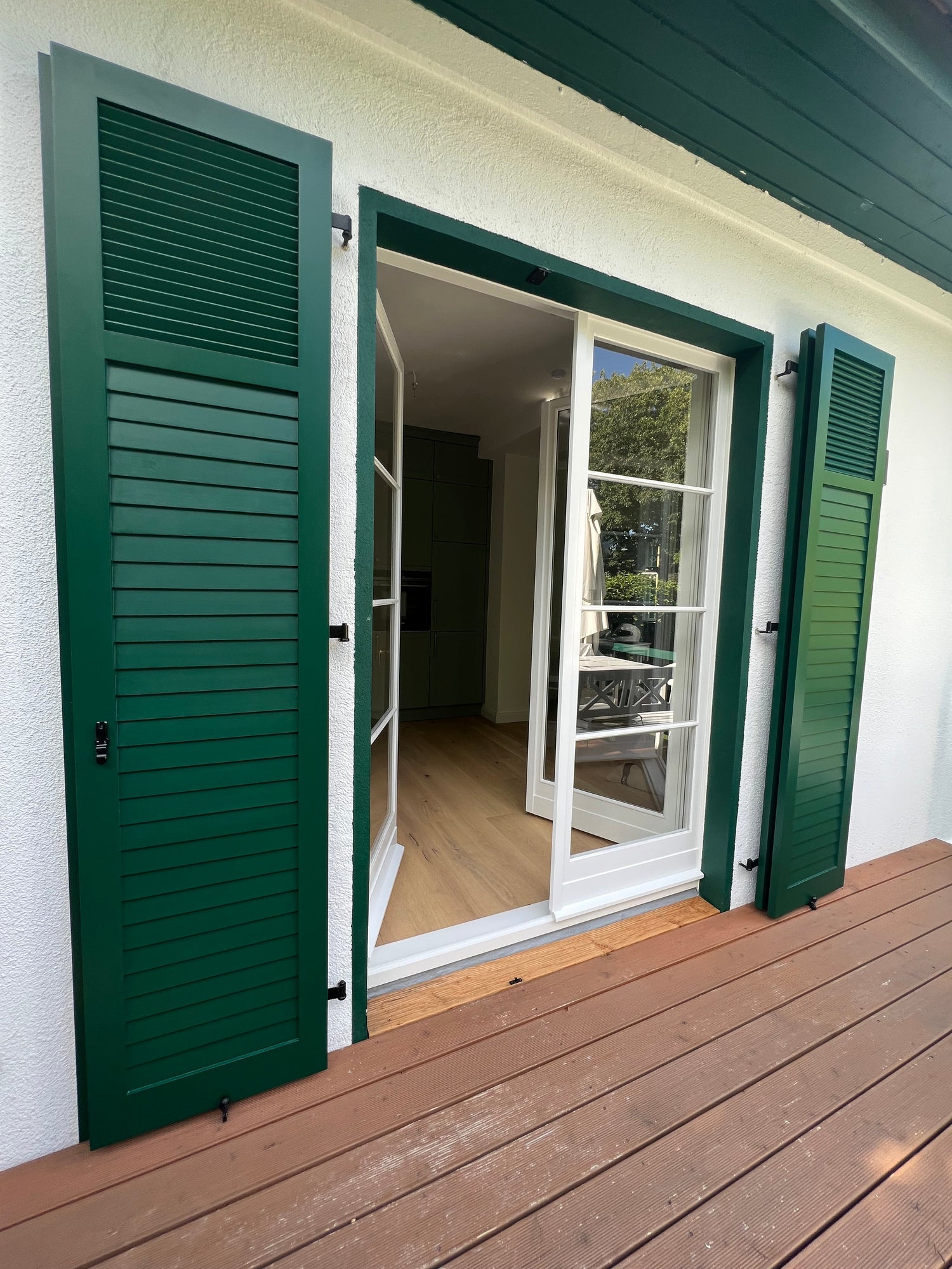 Nachgebautes historisches Holzfenster mit Fensterladen im Altbau