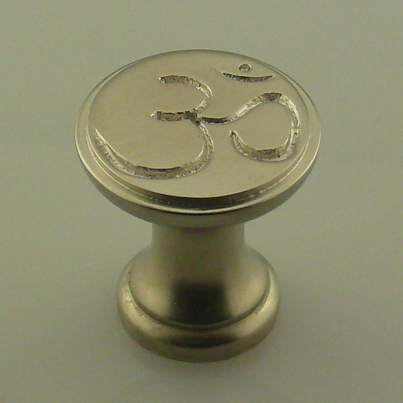 Knopf mit OM-Zeichen NA-TK-0715