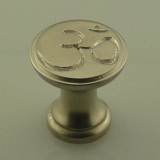 Knopf mit OM-Zeichen NA-TK-0715